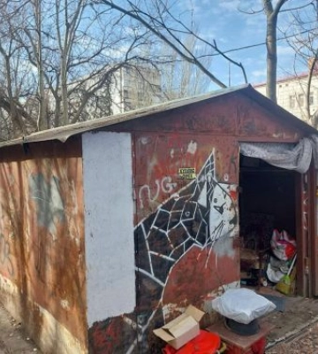 У Запоріжжі демонтували старий гараж, на який скаржилися мешканці району - фото