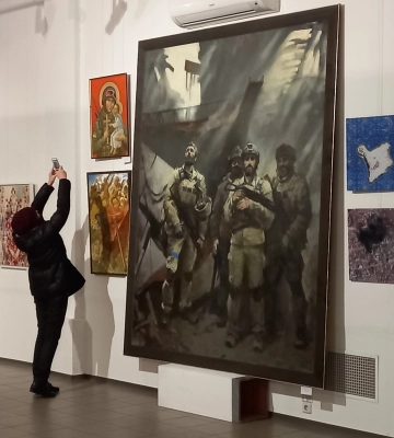 Геноцид Мариуполя и Сковорода-хипстер: в Киеве открылась выставка, посвященная войне с РФ 