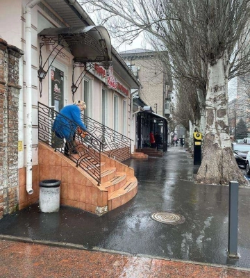 В Днепре инспекция по вопросам благоустройства проверяет посыпку территорий, прилегающих к заведениям