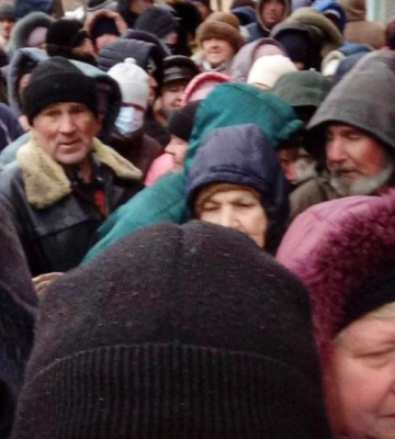 У Маріуполі люди вимушені стояти в черзі за кашею та булочками (ФОТО)
