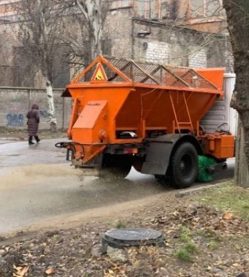 Як запорізькі комунальники борються з ожеледицею - фото