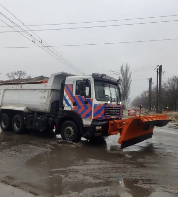 Дороги у Дніпрі суцільна ковзанка, місто застрягло у ДТП, пробках та чергах