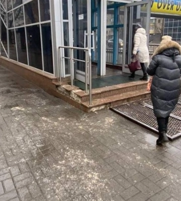 Дороги у Дніпрі обробляють понад 80 спецмашин. Через негоду призупинено частину громадського транспорту