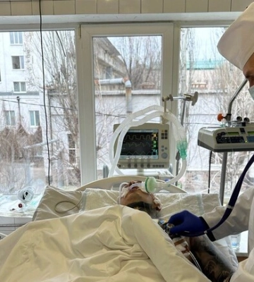 У Дніпрі рятують 22-річного військового з важкими пораненнями мозку і серця