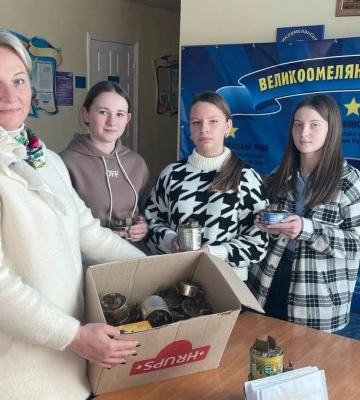Учні ліцею з Рівненщини передали окопні свічки для ЗСУ