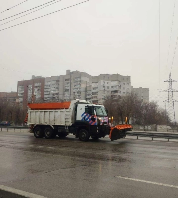 Дороги у Дніпрі суцільна ковзанка, місто застрягло у ДТП, пробках та чергах