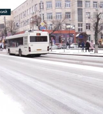 У Кропивницькому на дороги висипали 300 тонн протиожеледної суміші (відео)