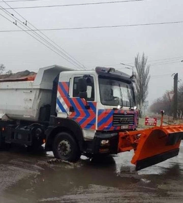 В Днепре к автовладельцам обратились с важной просьбой из-за работы спецтехники