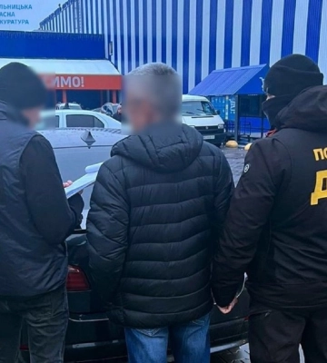 Екс-депутата райради з Хмельниччини затримали на хабарі $6 тис. від ухилянта