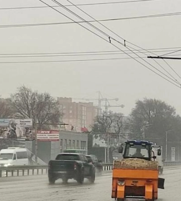 Водіїв Дніпра просять якомога швидше залишити автошляхи, аби не заважати роботі спецтехніки
