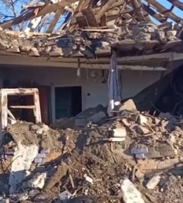 Бійці запорізької ДСНС витягли з-під завалів тіло загиблого чоловіка після обстрілу
