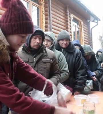 В Киеве храм УПЦ ежедневно кормит сотни нуждающихся