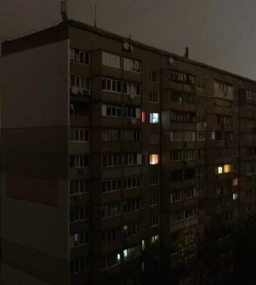 Внаслідок ворожих обстрілів у частині Херсона зникло світло