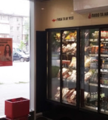 У запорізькому пивному магазині покупець обікрав продавчиню - фото, відео