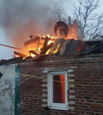 Окупанти з артилерії обстріляли приватний сектор міста Торецьк на Донеччині, одна людина загинула