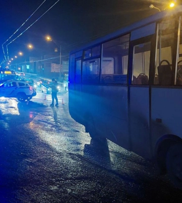 Чоловік у Рівному загинув під колесами 39-ї маршрутки (ФОТО)