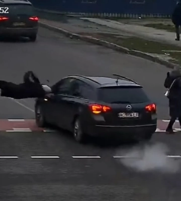 У Луцьку «Opel» на переході збив жінку. Момент ДТП потрапив на відео