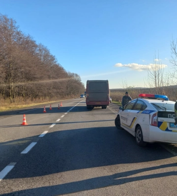 Автобус на автодорозі Мукачево-Івано-Франківськ-Рогатин-Львів збив пішохода