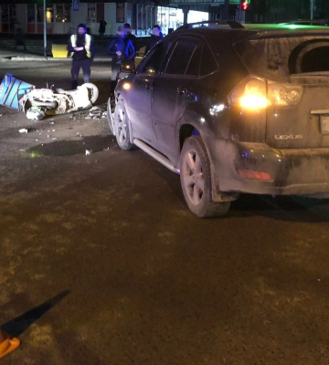 У Львові автомобіль Lexus зіткнувся зі скутером