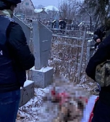 На Харківщині ексгумували батька та доньку, які під час обстрілу РФ на власному подвір’ї. ФОТОрепортаж