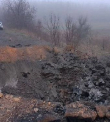 Внаслідок ворожих обстрілів зруйнована дорога між селами Запорізького району - фото