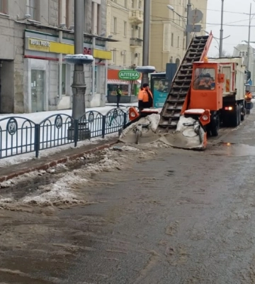На дороги Харкова висипали 938 тонн дефіцитного продукту 