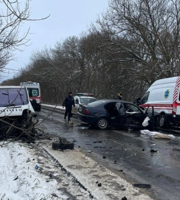 На Одещині зерновоз зіткнувся із рейсовим автобусом: загинув водій, п&#039;ятеро людей у лікарні