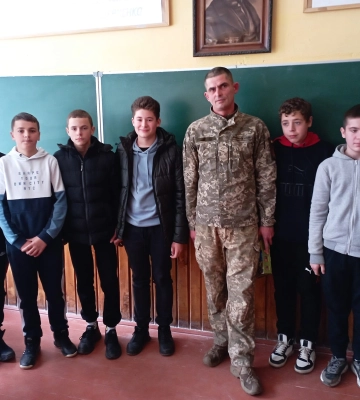 Неймовірно тепла і приємна зустріч: на Тячівщині учні ліцею зустрілися із Захисником