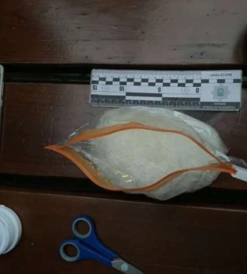 В Одеській області поліцейські зупинили перехожого з півкілограмовим пакунком наркотиків