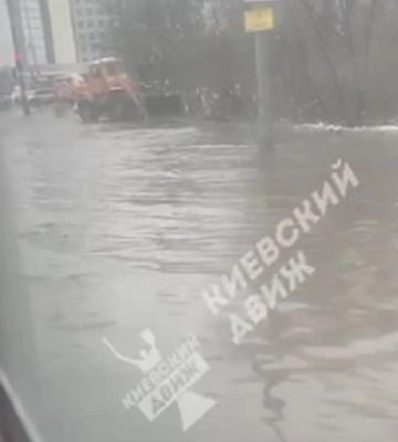 У Києві через прорив труби затопило частину вулиці