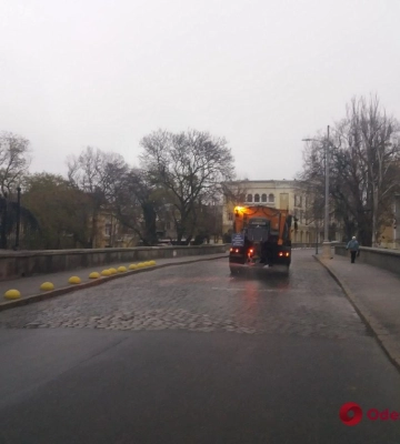 Спецтехника вышла на улицы Одессы из-за ухудшения погоды
