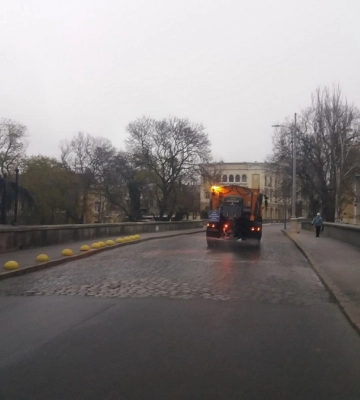 Погіршення погодних умов: спецтехніка КП «Міські дороги» вийшла на вулиці Одеси