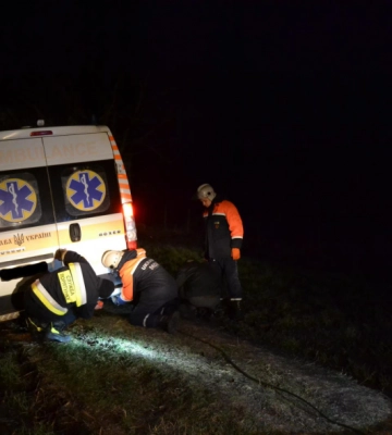 На Львівщині рятувальники витягували автомобіль швидкої, який застряг на грунтовій дорозі
