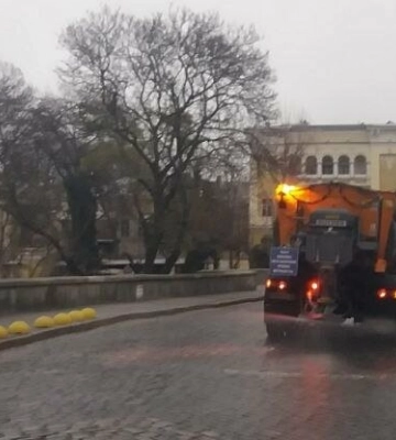 Погіршення погодних умов: спецтехніка КП «Міські дороги» вийшла на вулиці Одеси