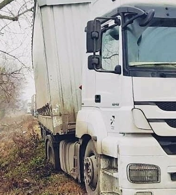 На Одещині вантажівка застрягла на узбіччі дороги, знадобилася допомога рятувальників
