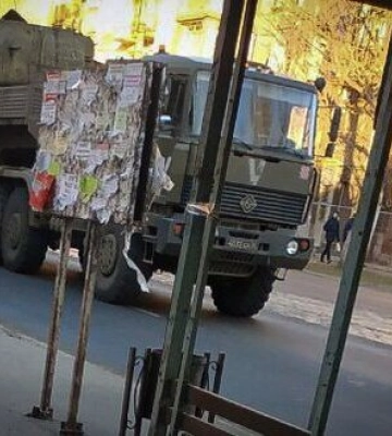 В Мариуполе фиксируют движение техники в направлении Бердянска без опознавательных знаков с боекомплектами, - Андрющенко. ВИДЕО