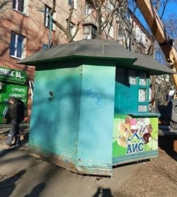 У Запоріжжі з вулиці прибрали незаконний кіоск, в якому торгували морозивом - фото
