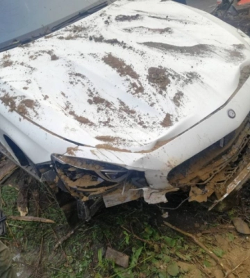 У Чернівцях водій влетів у сарай та розтрощив елітний Mercedes