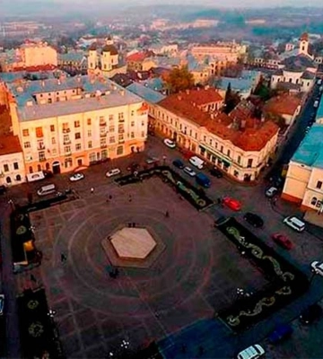 Мерія Чернівців вирішила встановити новорічну ялинку біля філармонії