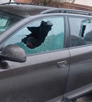 У Києві жінка напала з сокирою на Audi свого знайомого, фото