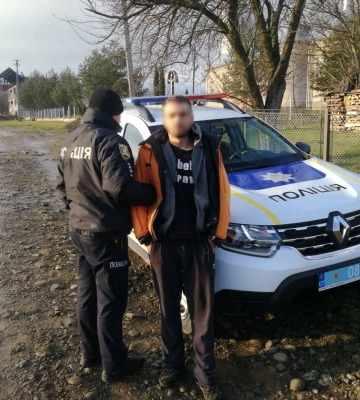 Поліцейські Перечина вилучили у чоловіка сховок із наркотичними речовинами