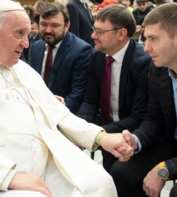 Папа Римський пообіцяв підтримати реабілітаційний центр у Львові та одягнув браслет «Незламні»