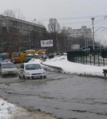 Масштабное ЧП в Киеве: сильнейший потоп возле &quot;Эпицентра&quot; - машины тонут. Видео