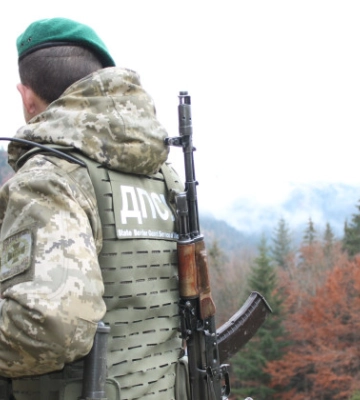На Киевщине пограничники остановили авто 25-летней девушки: в телефоне обнаружили множество номеров операторов рф