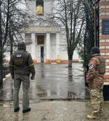 Знахідки СБУ в УПЦ МП: На Київщині - невідомі «чоловічки», а на Херсонщині – золотий герб РФ