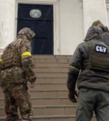 СБУ виявила незареєстровану зброю та атрибути російської пропаганди в херсонському храмі