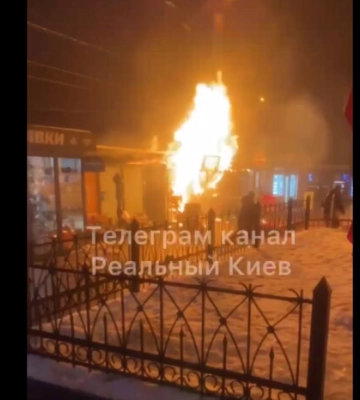 У Києві поблизу станції метро «Деміївська» загорівся кіоск (відео)