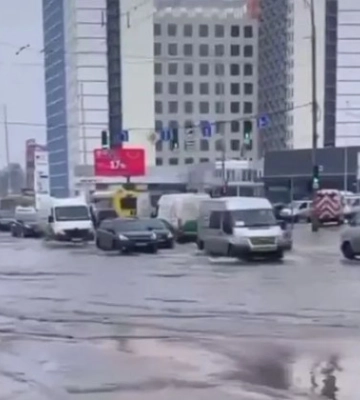 Перекресток превратился в большое озеро: в Киеве прорвало трубу, видео