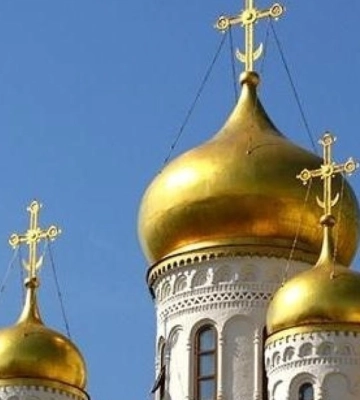В Херсонській єпархії СБУ знайшла незареєстровану зброю, прапор і золотий герб Росії