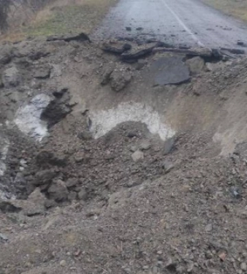 У Запорізькому районі оперативно  відновили дорогу, в яку поцілила ракета